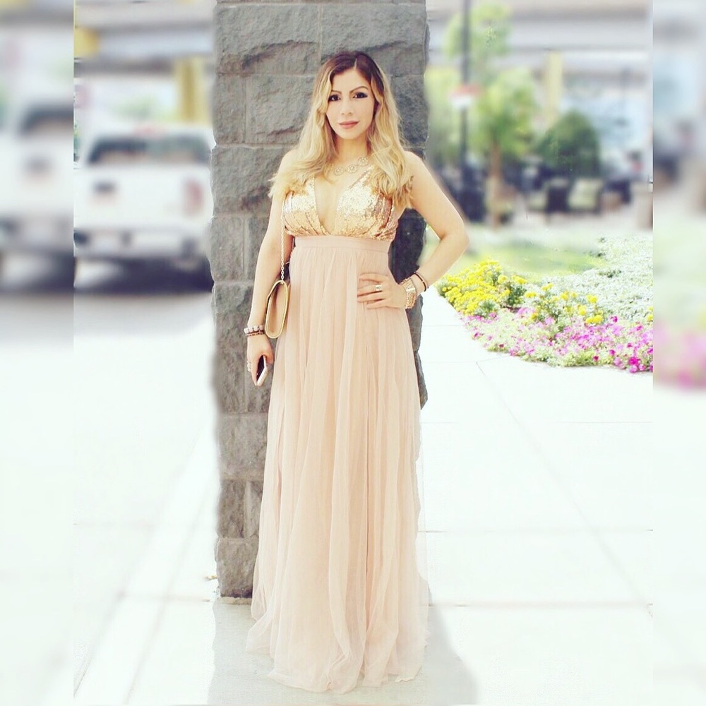 Selling this gorgeous maxi dress in size small